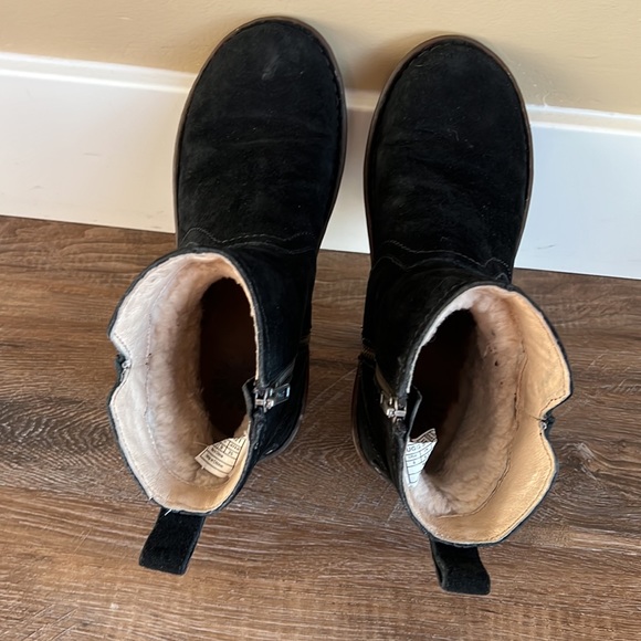 UGG Women’s Neevah Black Suede size 8 - Picture 3 of 9